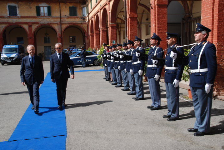 Siena: celebrati i 164 anni della polizia di stato. per esserci ... Della polizia