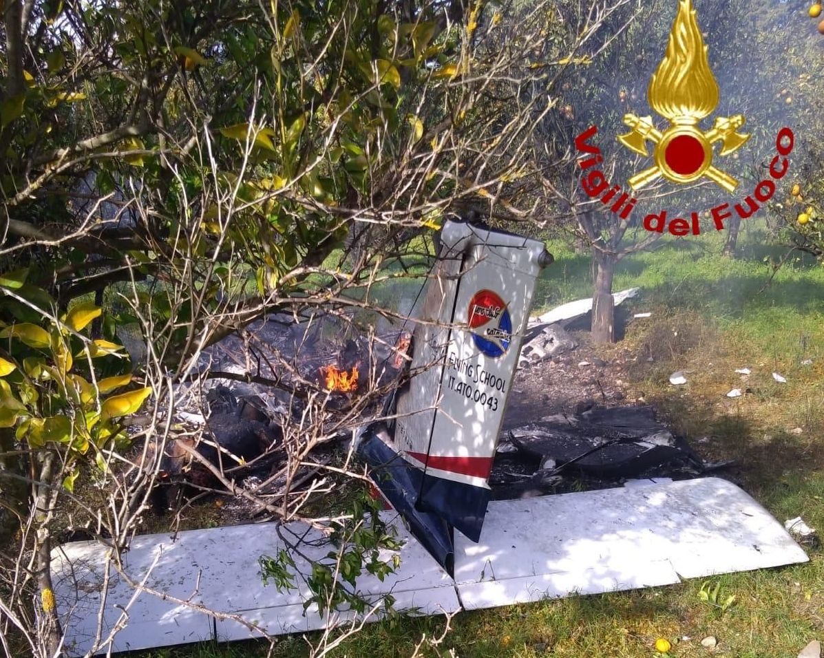 Ultraleggero precipita e prende fuoco, morto il pilota 23enne