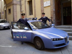 Volante davanti alla Questura