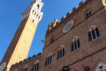 Tricolore francese a lutto alle trifore del Comune