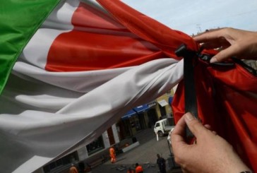 Sinalunga: tricolore a lutto per la strage di Parigi