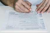 Bonus e ISEE: la grande truffa che premia i “poveri” col SUV e affonda la sanità