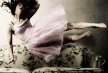 “La ragazza sul divano” chiude la stagione al Poliziano
