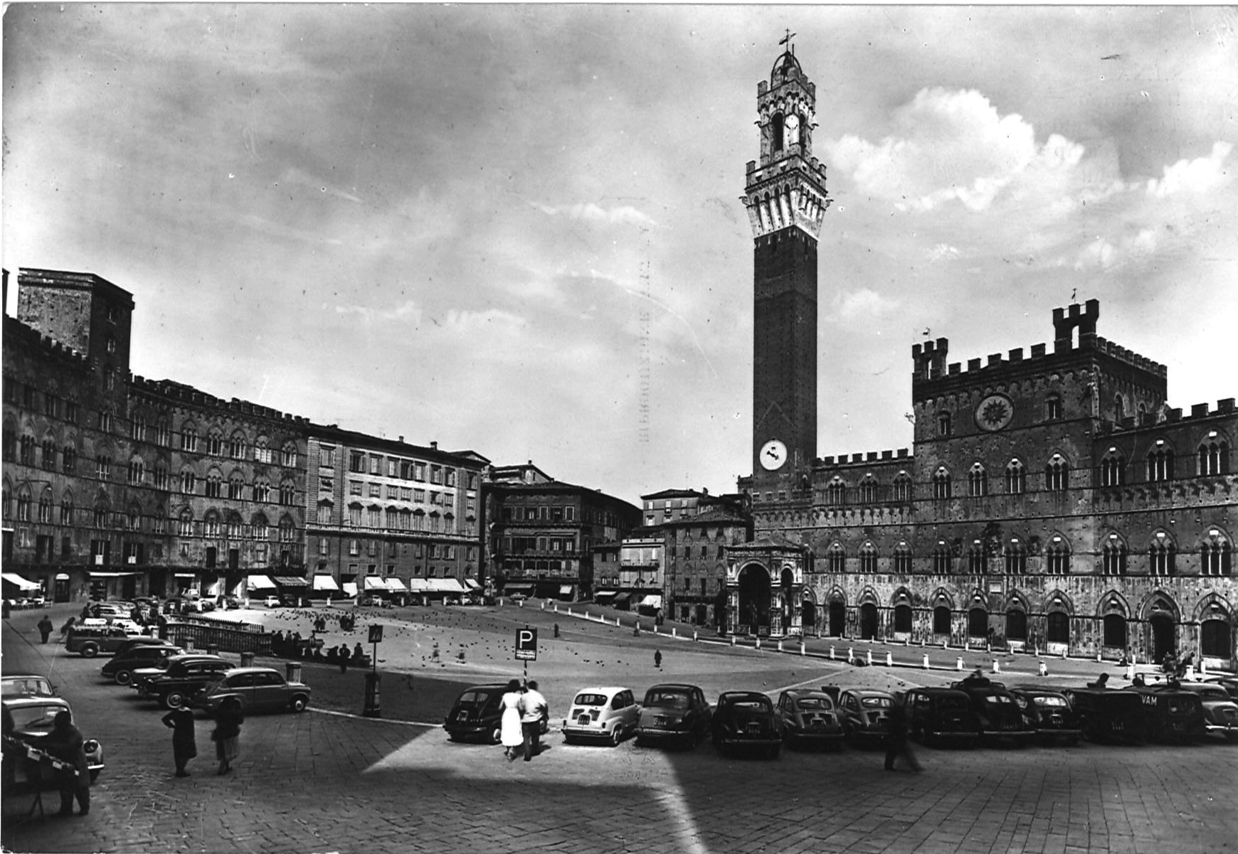 Quando in piazza del Campo c’erano le auto…