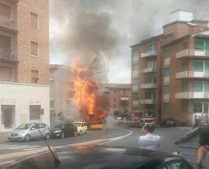 Va a fuoco un autobus in Viale Mazzini