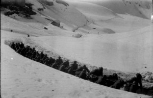 Traino di un pezzo di artiglieria sul passo del Tonale (Fabio Bargagli Petrucci)
