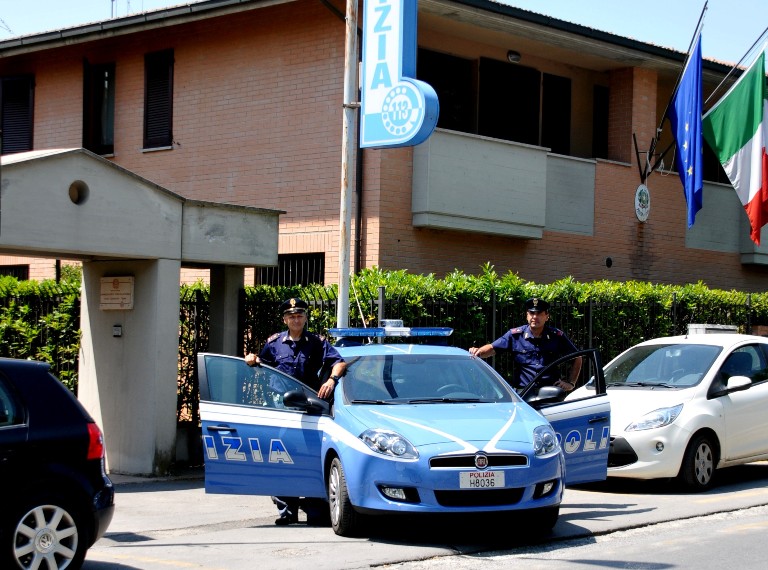 Salvato dalla Polizia uomo colto da ictus per strada