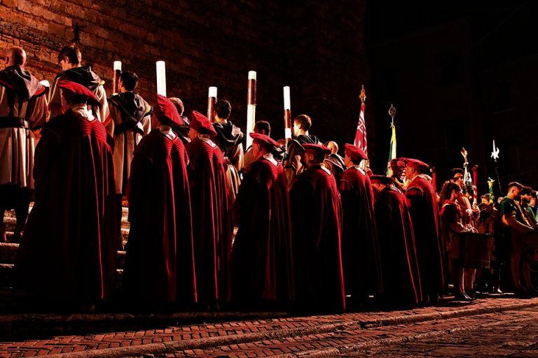 Bravìo 2015, le luci del Corteo dei Ceri illuminano Montepulciano