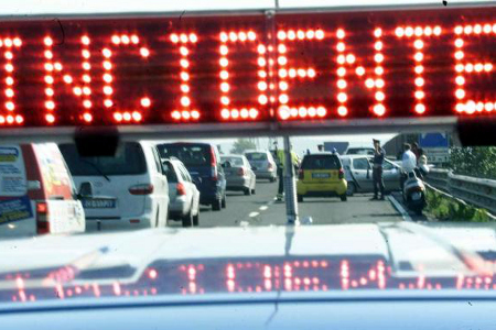 Un’auto si ribalda sulla Firenze-Siena. Conducente ferito