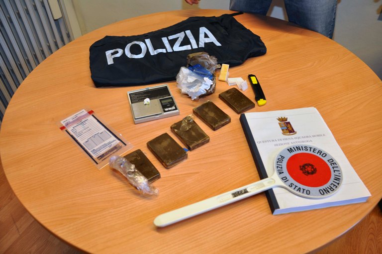 Spacciavano droga in centro. Due stranieri arrestati dalla Polizia