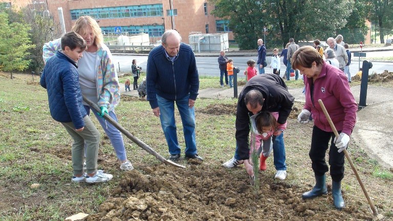 A San Miniato nonni e nipoti festeggiano piantando ginestre