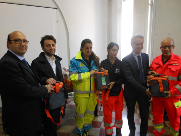 32 defibrillatori per i volontari di Siena e provincia