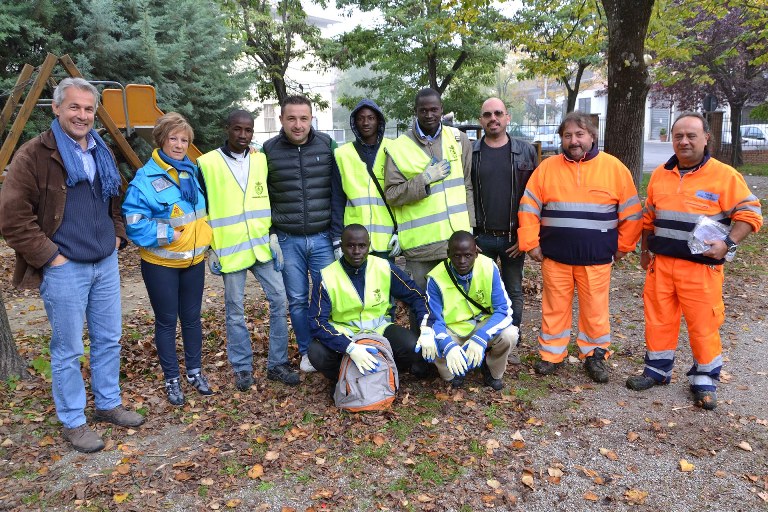 I profughi ospiti di Chiusi lavorano per mantenere pulita la città