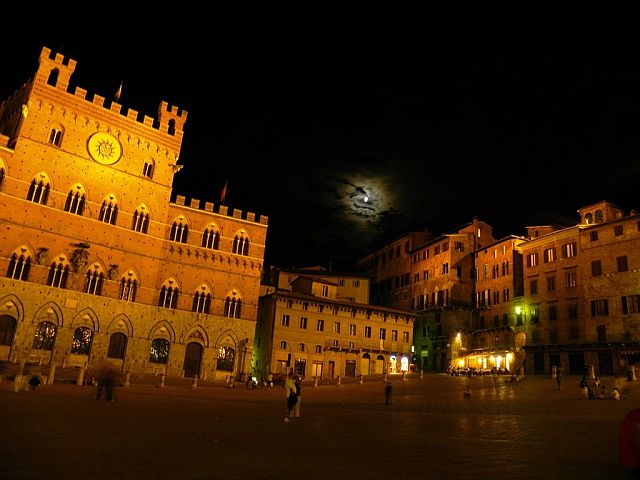 Schiamazzi in piazza del Campo: multati due ubriachi