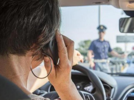 Siena: 16 multe per uso del cellulare alla guida