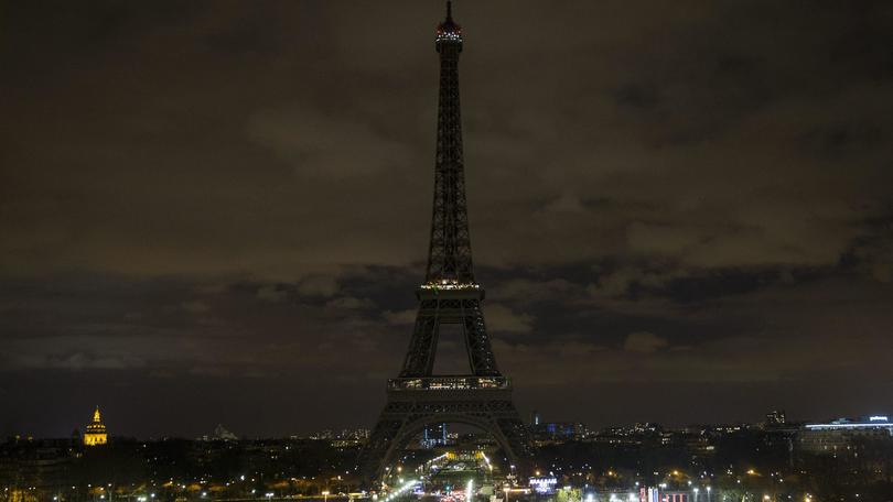 Attacchi terroristici simultanei insanguinano Parigi. Allerta anche in Italia