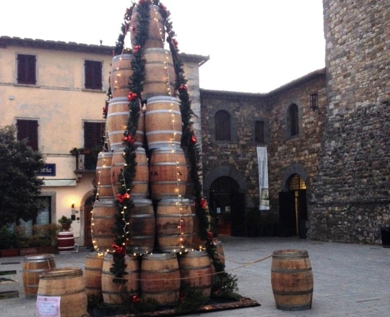 Un albero di Natale con 30 barriques illumina le Feste a Castellina in Chianti