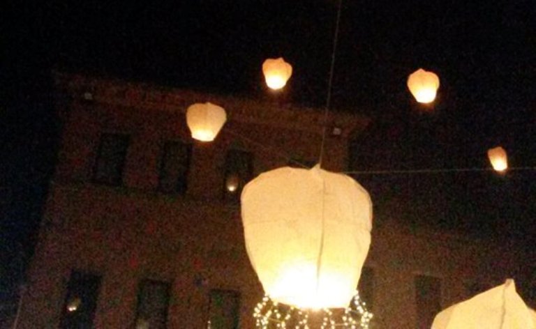 Torrita saluta il nuovo anno sotto un cielo di lanterne luminose