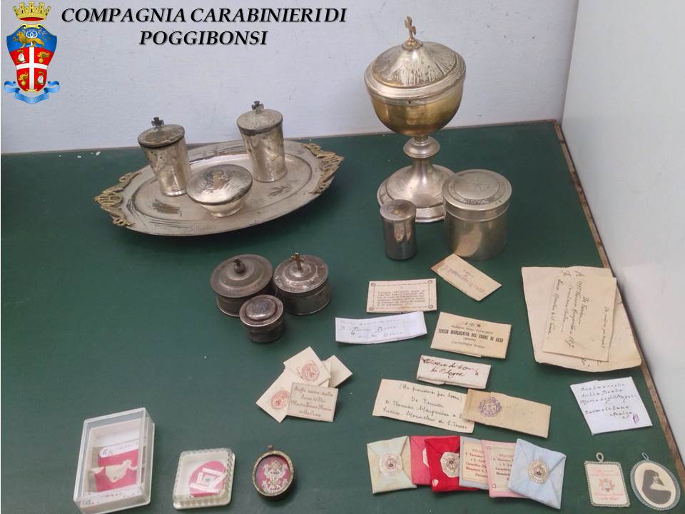 I Carabinieri recuperano oggetti sacri rubati in una chiesa a Gaiole