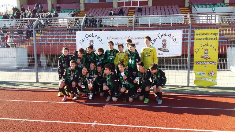 Gli esordienti del San Miniato alzano la coppa del Winter Cup La Golosa