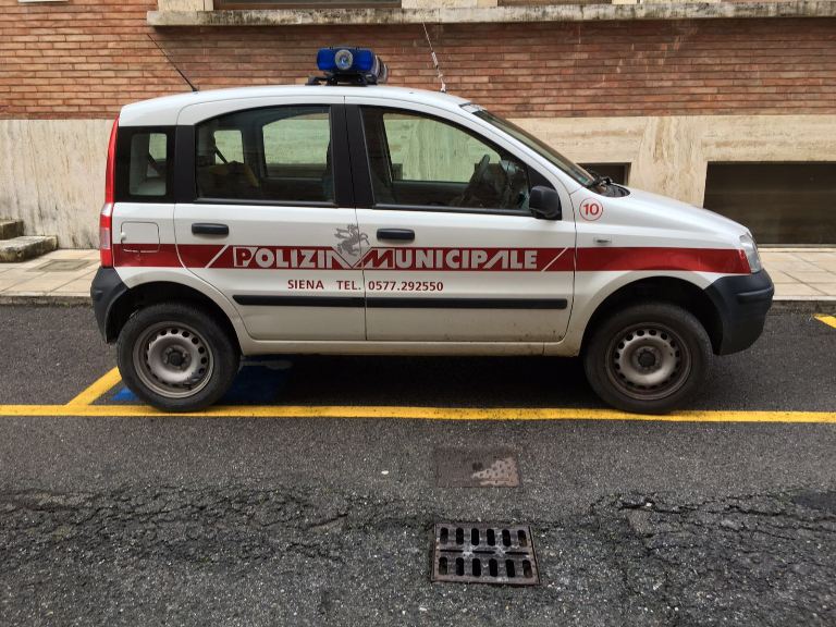 Auto della Polizia Municipale “parcheggiata” in uno stallo per portatori di handicap