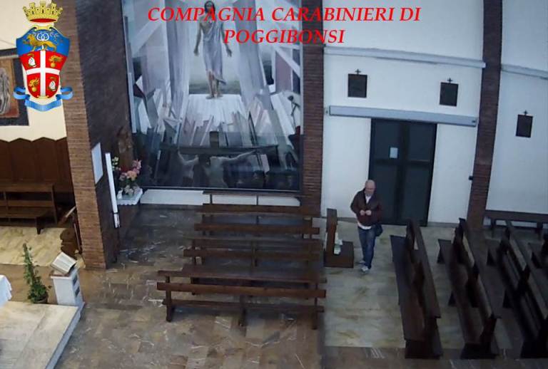 Ladro seriale sorpreso a rubare in chiesa