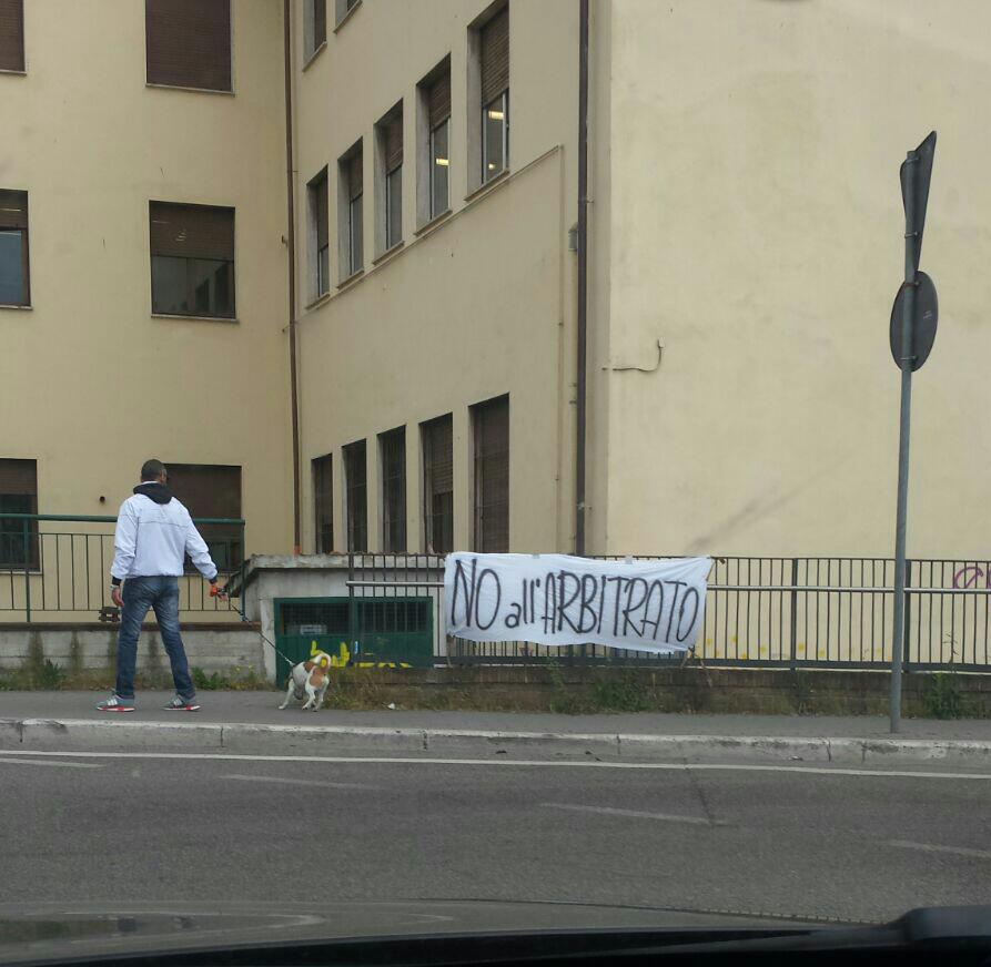 Vittime del salvabanche: striscioni ad Arezzo