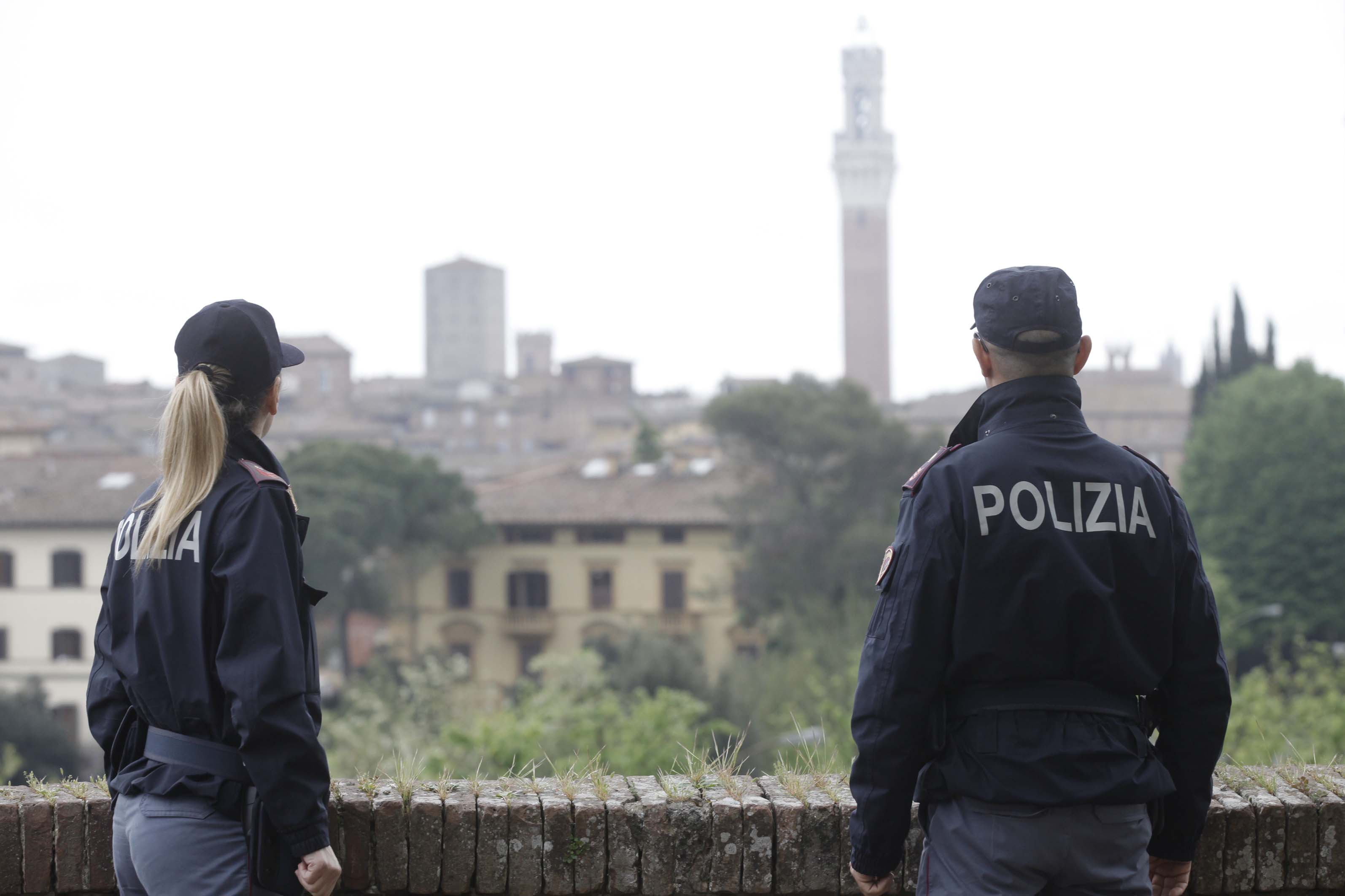 Studente universitario perde il portafoglio. Un uomo lo consegna alla polizia