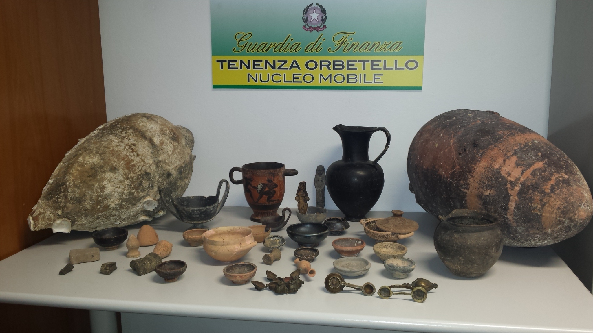 Orbetello: la Finanza sequestra 130 reperti archeologici