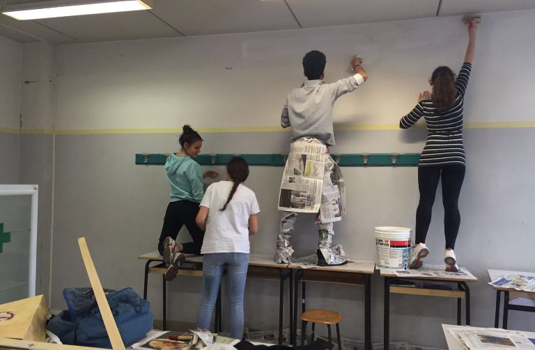 Studenti realizzano un’aula per aprire la scuola al territorio e alle sue esperienze