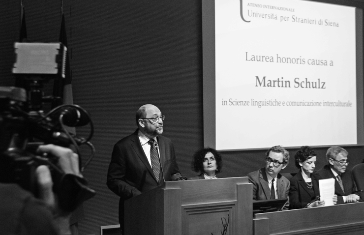 Martin Schulz, neodottore dell’Università per Stranieri, onora Giulio Regeni