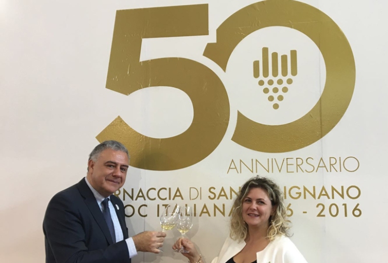 Il sindaco Bassi al Vinitaly brinda ai 50 anni della Vernaccia Doc