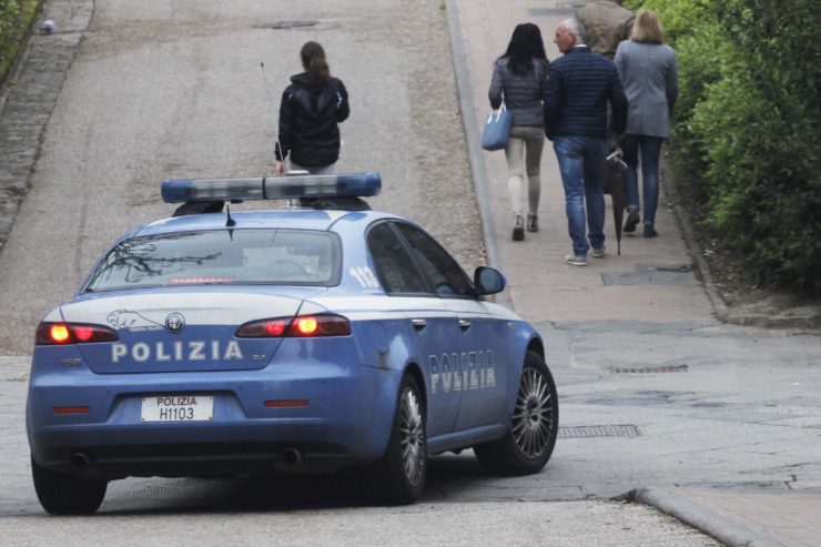 Tentano di rubare portafogli in gelateria ma la Polizia le acciuffa