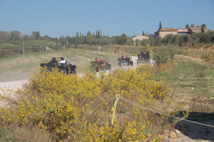 Auto e moto d’epoca nella polvere dell’Eroica