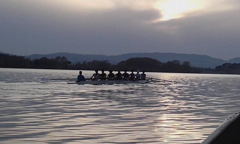 Chiusi: giornata di regate al lago con i Campionati Toscani di canottaggio