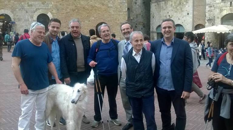 Romano  Prodi a San Gimignano, pellegrino sulla Francigena