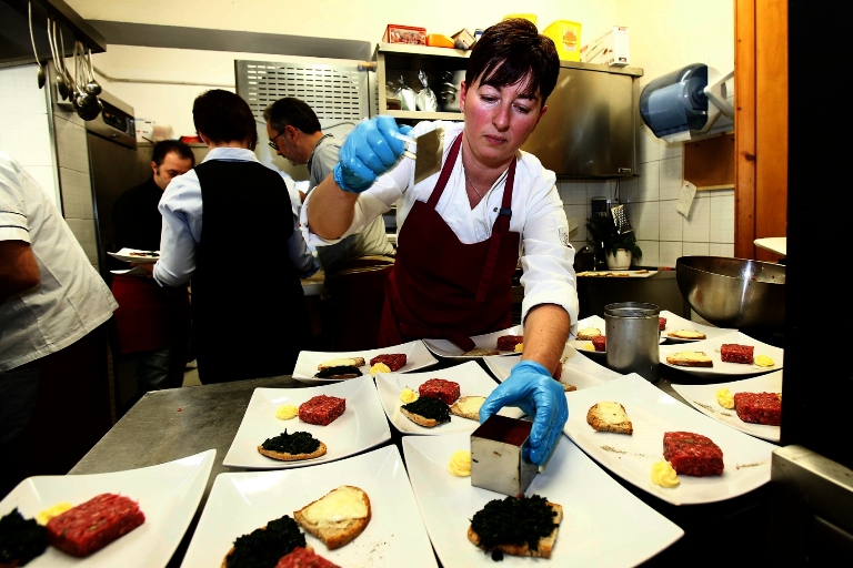 Attortellati nel Chianti, due famiglie in cucina