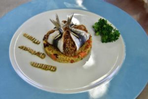 GLI STUDENTI DELL' ISTITUTO PROFESSIONALE ALBERGHIERO AMERIGO VESPUCCI PARTECIPANO AL PROGETTO SMAR FOOD IEO - MIUR IN VIA CARLO VALVASSORI PERONI, 8, NELLA FOTO I PARICIPANTE GRUPPO 7 CON IL PIATTO SARDA ALLA BECCAFICO CON INSALATA DI QUINOA (DUILIO PIAGGESI, MILANO - 2016-03-30) p.s. la foto e' utilizzabile nel rispetto del contesto in cui e' stata scattata, e senza intento diffamatorio del decoro delle persone rappresentate