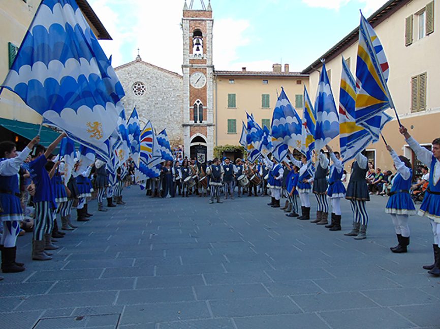 Il Medioevo a San Quirico è bianco e azzurro