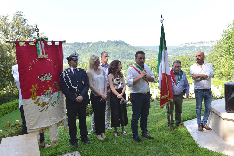 Emozionante celebrazione al Cimitero di guerra del Commonwealth di Orvieto