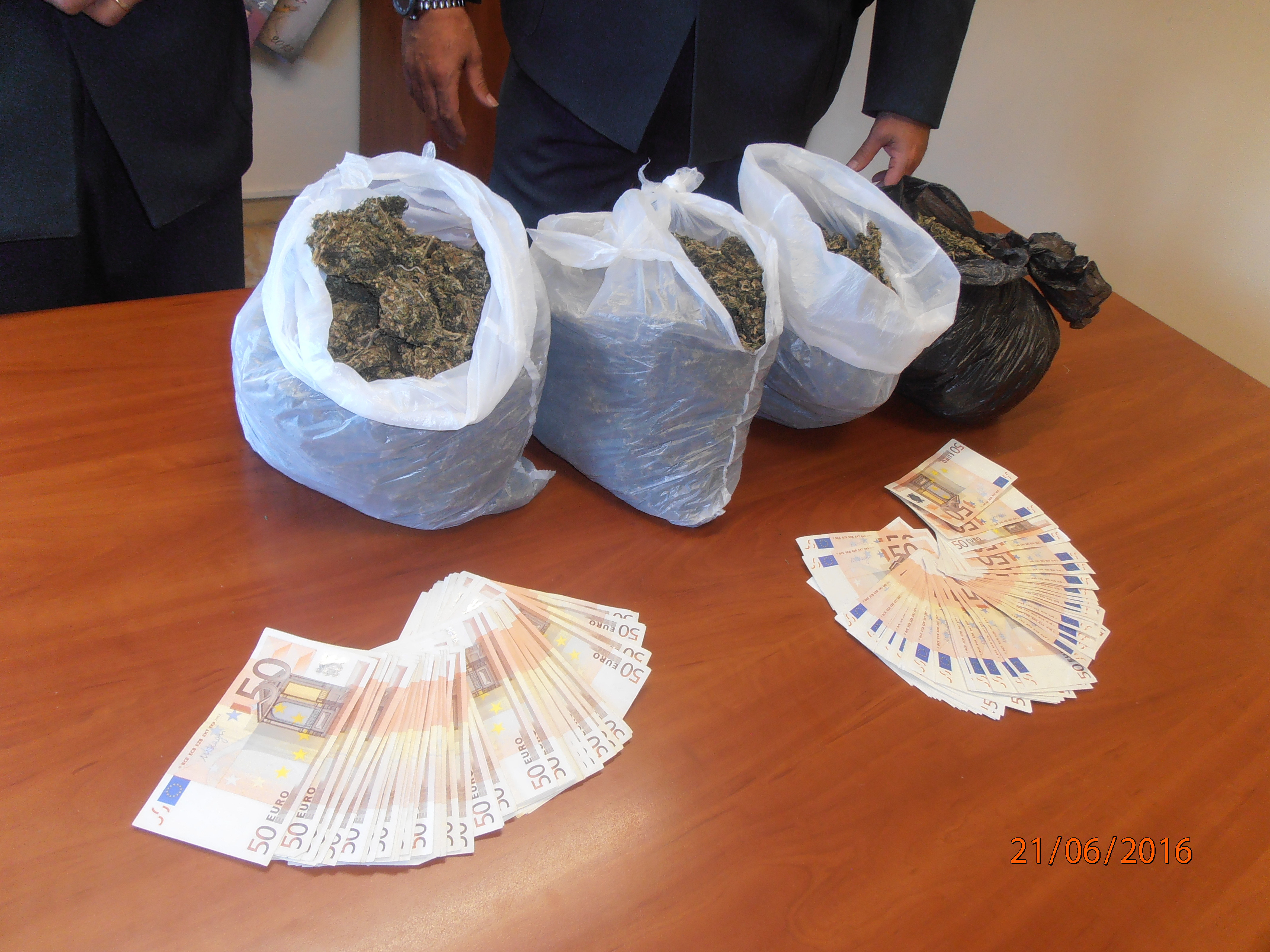 Arrestato “corriere” con 4 chili di marijuana