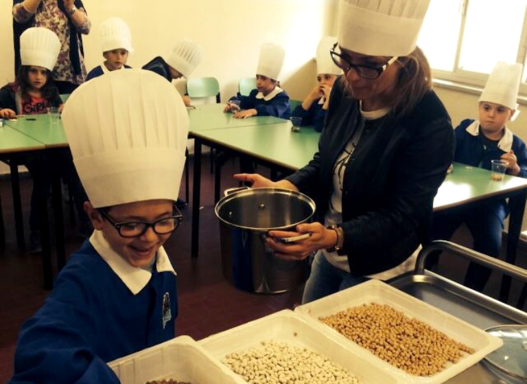 Scuola di alimentazione per gli alunni impegnati dalla semina al piatto
