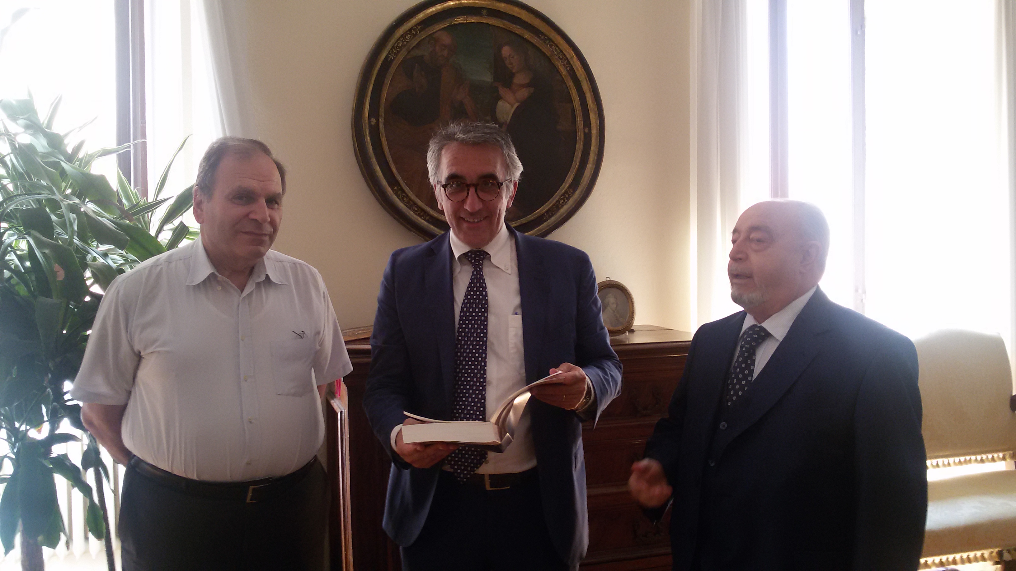 Consegnato a Riccaboni il volume sul CNU