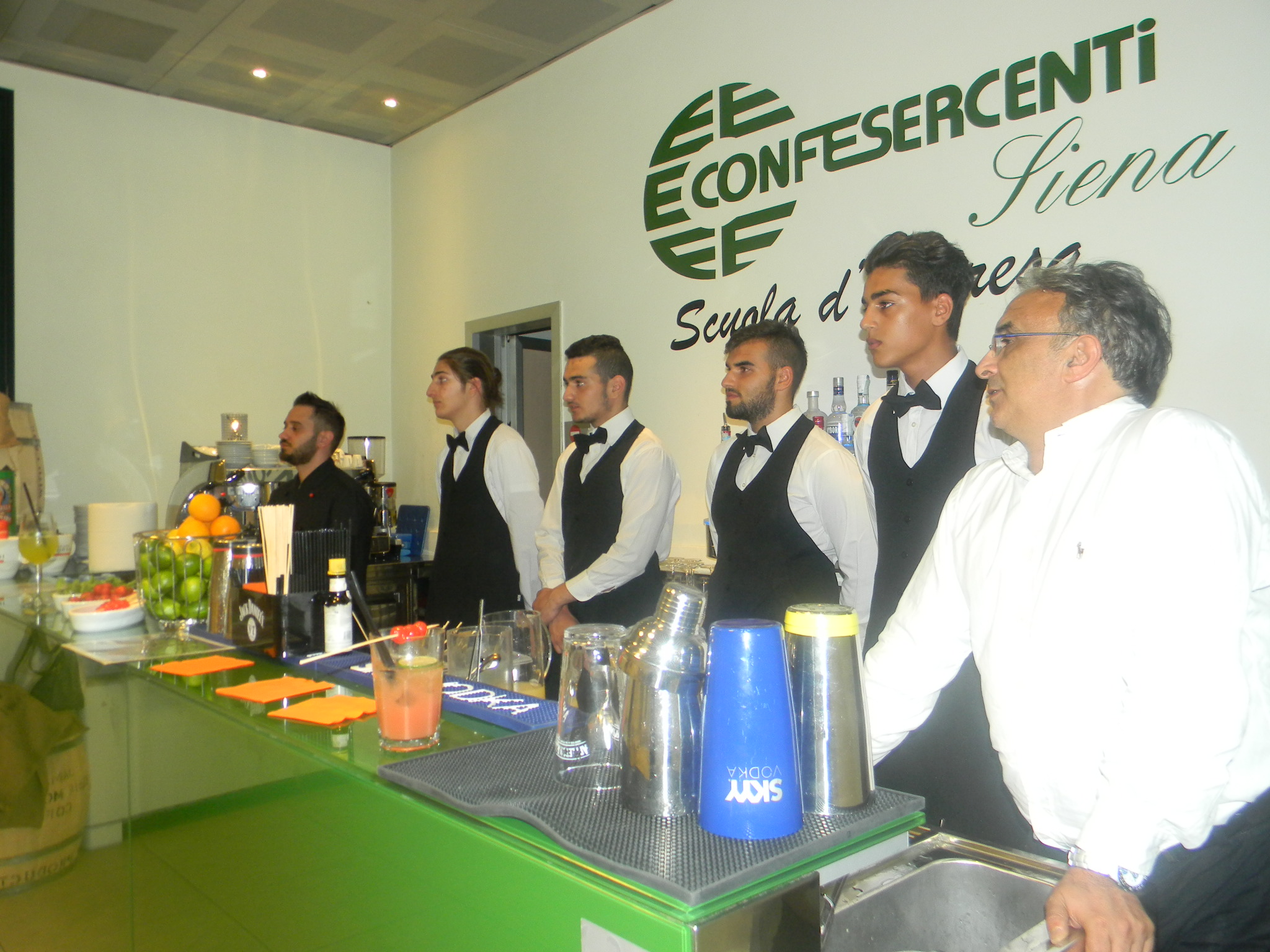 Neo-maggiorenni in versione barman