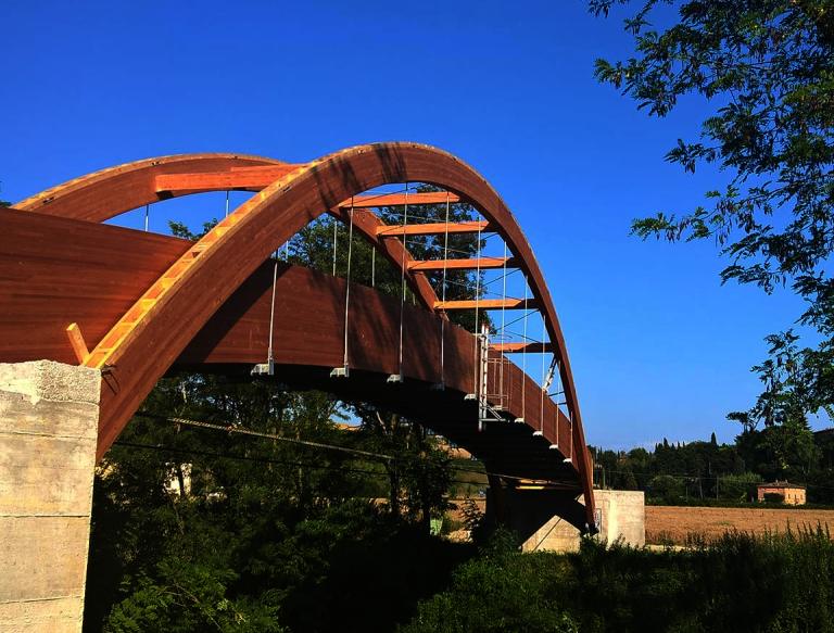 Un ponte sul fiume Arbia per i pellegrini della Francigena