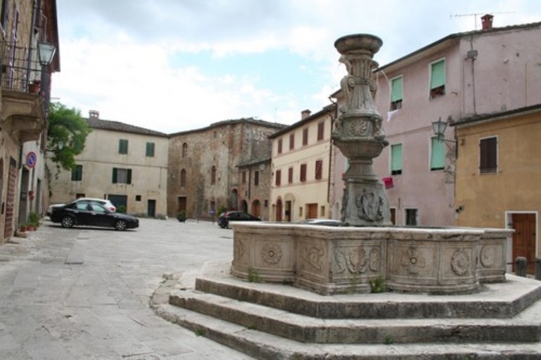 Asciano: taglio del nastro per Piazza del Grano