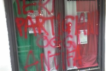 Scritte e uova contro la porta di Casaggì a Montepulciano