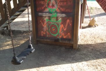 “Giardini di via del Progresso: sporcizia, lampioni spenti e giochi rotti”