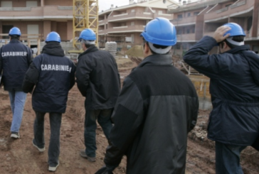 Controlli dei Carabinieri in un cantiere edile
