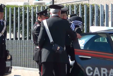 Gira con una piccozza, fermato dai Carabinieri